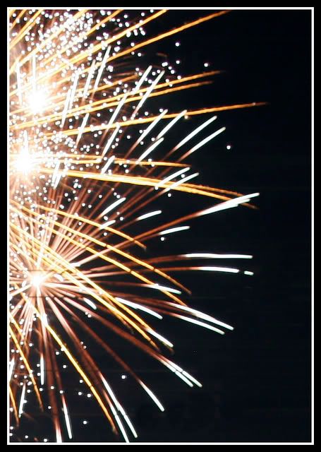 IMAGE: http://i98.photobucket.com/albums/l243/vkhadley/fireworks2-1.jpg