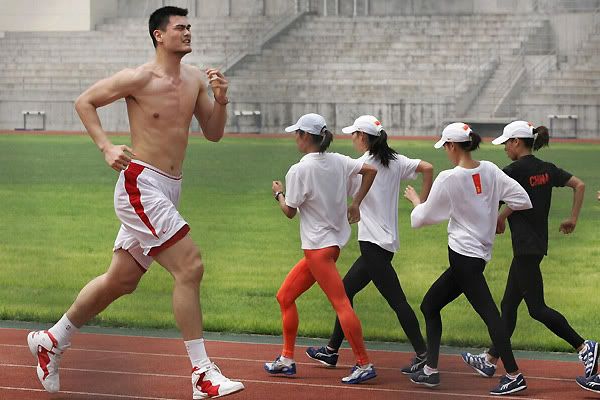 http://i98.photobucket.com/albums/l249/ranierranier/yao-ming-tallest-nba-player.jpg