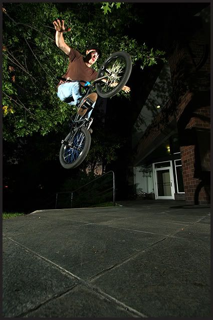 IMAGE: http://i98.photobucket.com/albums/l251/22wannabe/steveflyoutnohandr092307.jpg